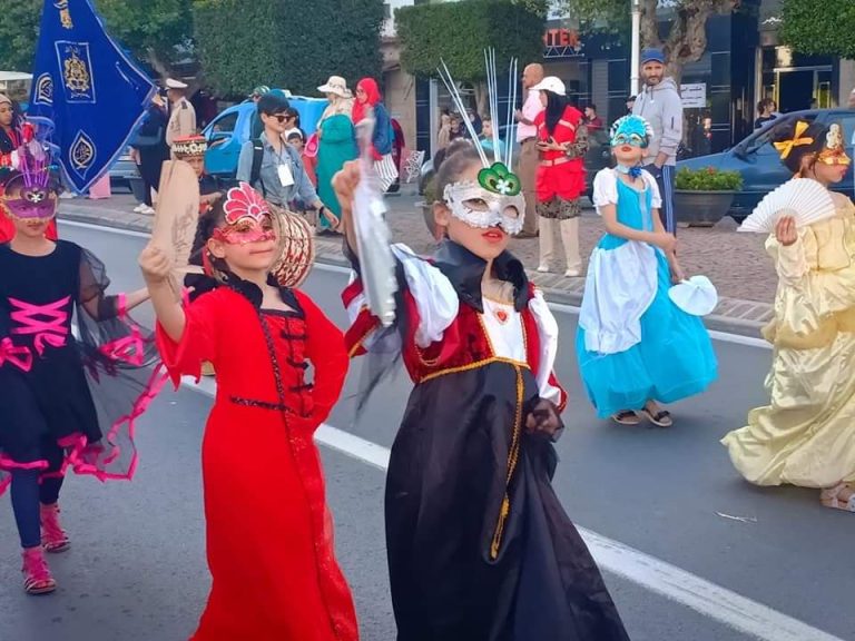 كرنفال مدرسي يضفي على الشوارع طنجة جمالية بديعة وألوانا بهيجة