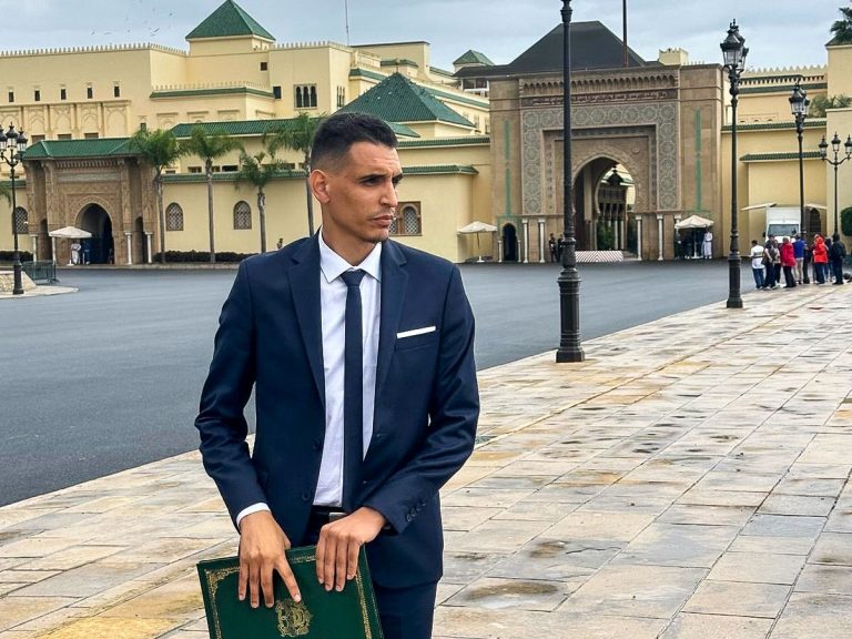 تكريم من الديوان الملكي لابن الجالية المغربية في إسبانيا و لحظة فخر لا تنسى