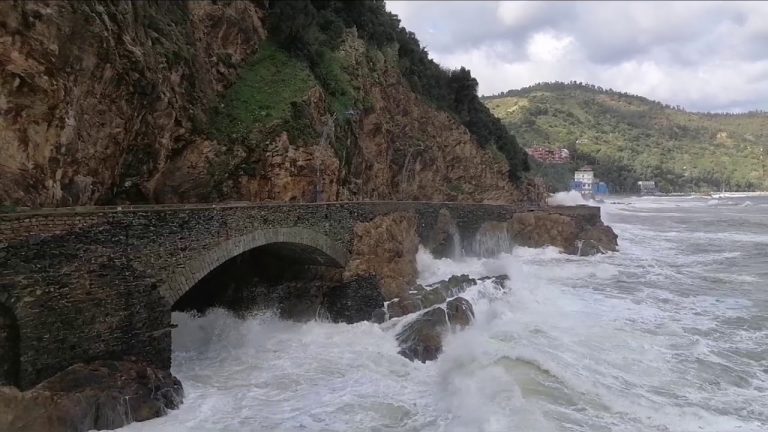 طقس غير مستقر بالمغرب برودة مرتقبة وثلوج بالأطلس وهيجان في البحر