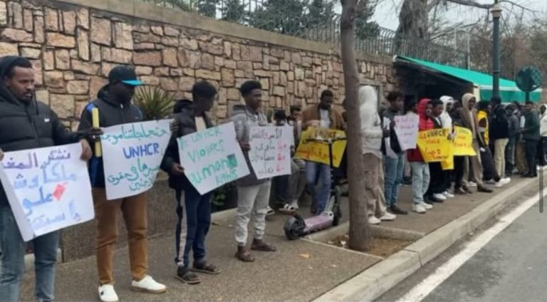 لاجئون سودانيون يحتجون أمام مفوضية اللاجئين ويحددون مطالب اجتماعية وإنسانية
