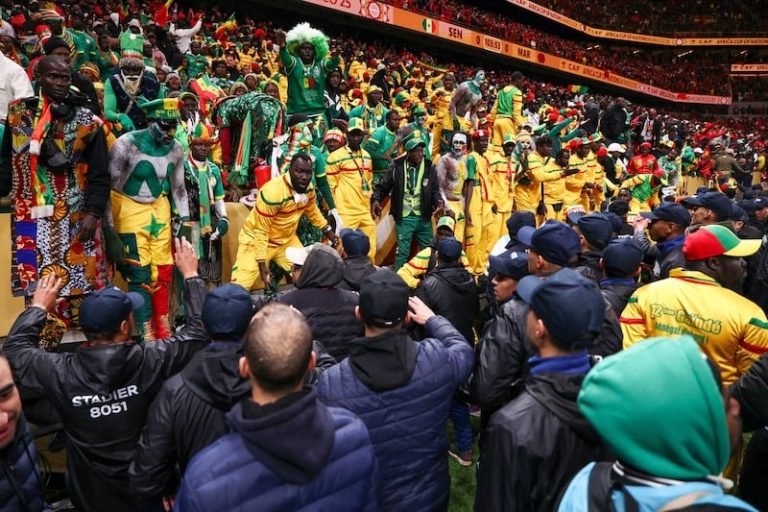 بعد نهائي كأس إفريقيا… تحرك دبلوماسي سنغالي لطلب عفو ملكي عن مشجعين موقوفين