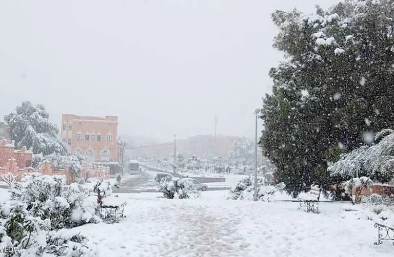 تقلبات جوية يوم السبت، ضباب وأمطار متفرقة وثلوج بعدد من المناطق