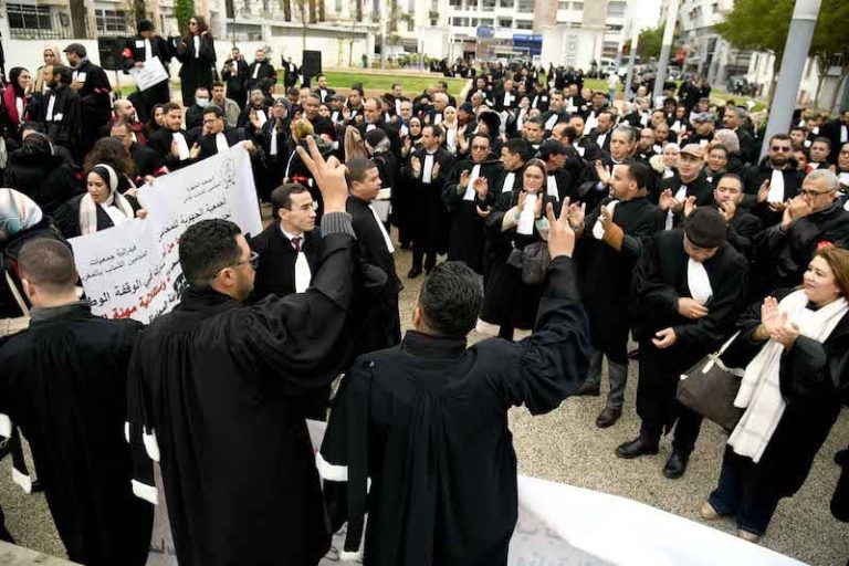 نقباء المحامين بالمغرب يلوحون باستقالات جماعية في تصعيد ضد مستجدات قانون تنظيم المحاماة