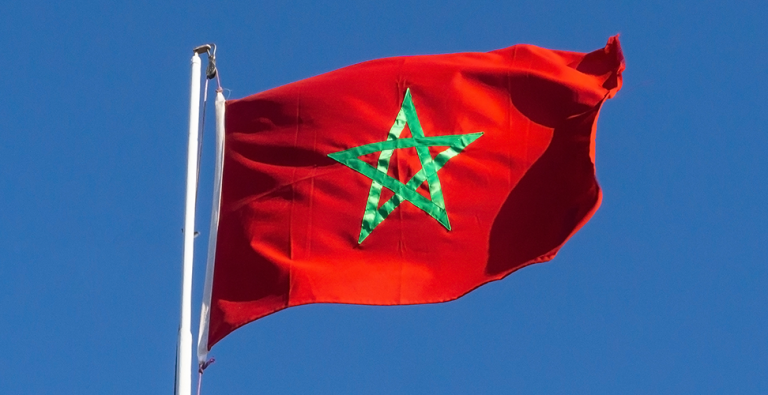 سفارة المغرب تلجأ إلى القضاء الفرنسي بعد حرق العلم الوطني والاعتداء على مشجعات في أوبيرفيلييه