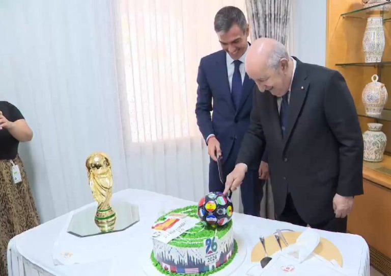 تبون يحتفل بتتويج إسبانيا بـ”كيكة المونديال”.. واللقطات تثير جدلا واسعا